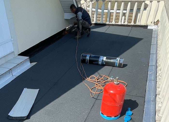 CS TOITURE CHARLEROI : Artisan couvreur, toiturier et peintre en Belgique : Travaux de couverture, zinguerie, nettoyage démoussage peinture hydrofuge toiture, étanchéité toit terrasse, isolation toit / comble, ravalement peinture façade et nettoyage des extérieurs. Intervention en Belgique sur  Charleroi …